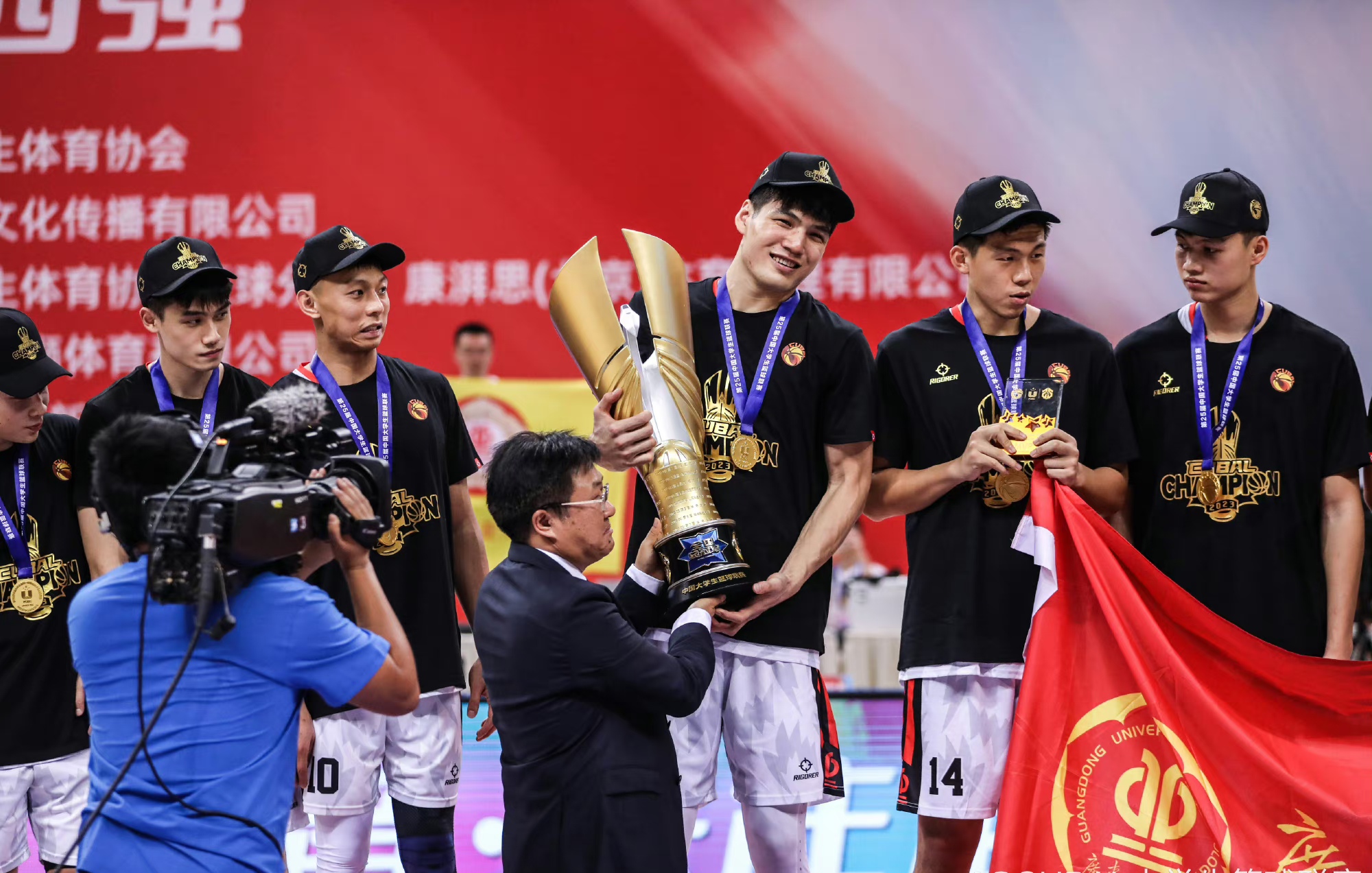 开云下载-广东队攻防表现出色，助力球队取得胜利，战绩斐然的简单介绍