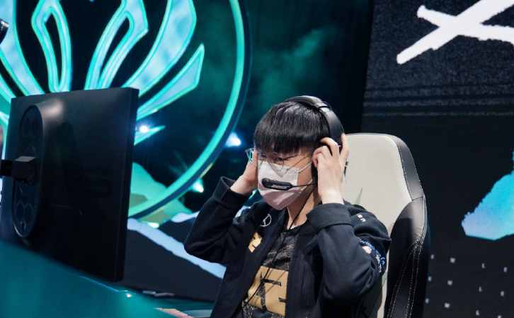 开云-RNG碾压DK，Kanavi极限生还后反打激烈交锋半决赛，留下经典瞬间