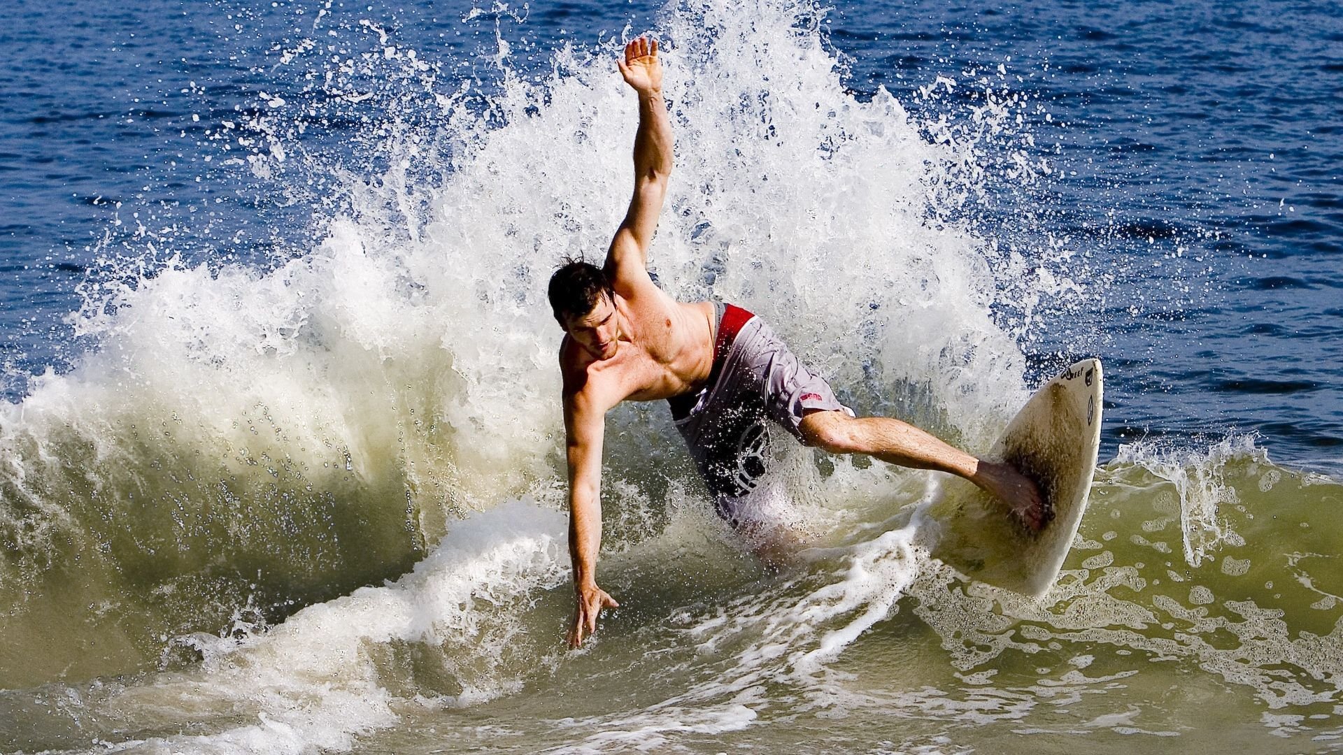 当F1引擎轰鸣遇见莫兰特腾空，精密团队与孤胆英雄的终极对话