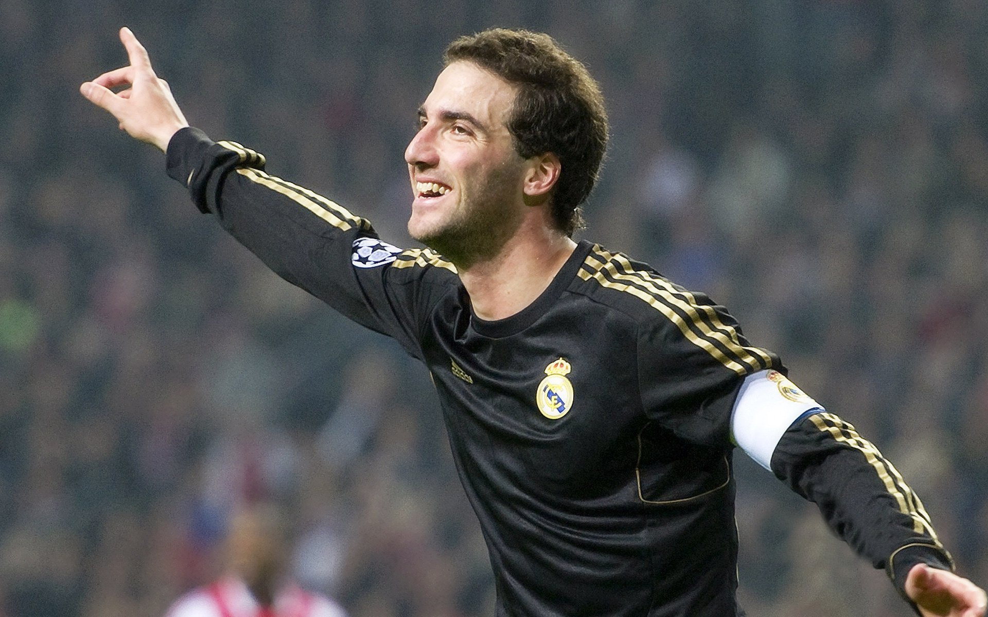 无声处听惊雷，凯恩用脚写诗，今夜体坛响起古老回音